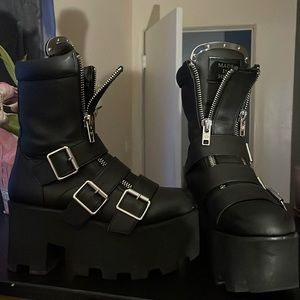 I’m selling DETROIT PLATFORM BOOTS